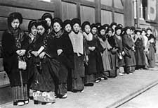 Japanese immigrant women at dockside